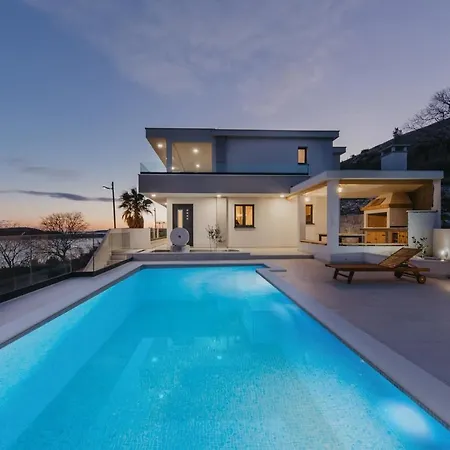 Lux Core With Amazing View And Heated Pool Trogir