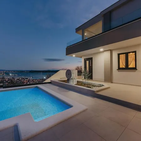 Lux Core With Amazing View And Heated Pool Trogir