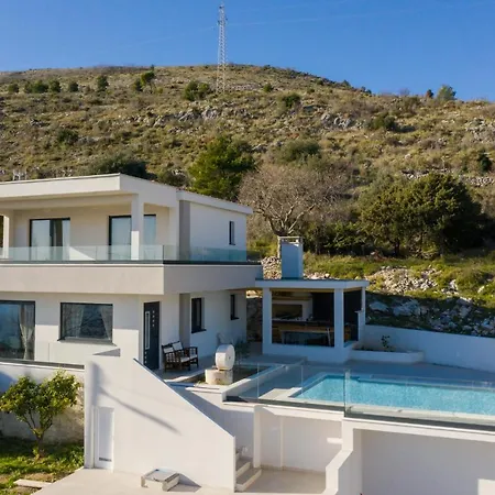 Villa Lux Core With Amazing View And Heated Pool
