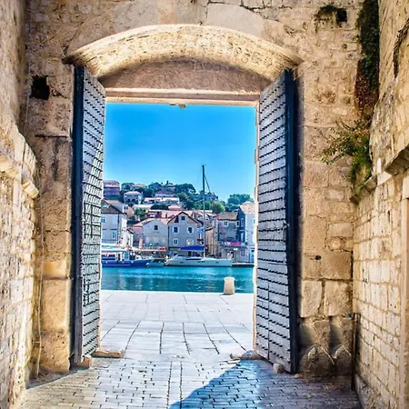 Lux Core With Amazing View And Heated Pool Trogir