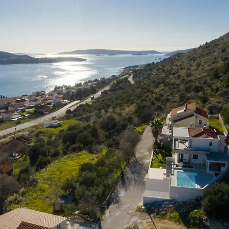 Lux Core With Amazing View And Heated Pool Trogir