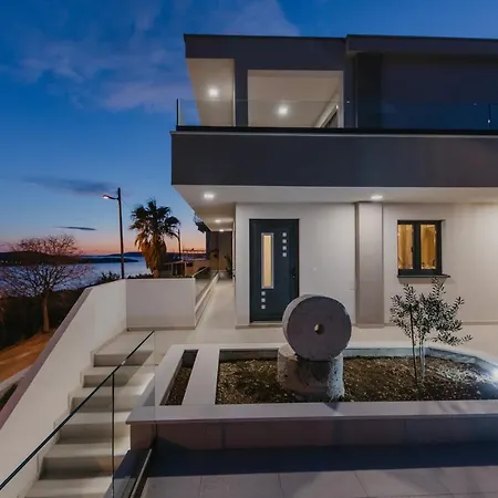 Lux Core With Amazing View And Heated Pool Trogir