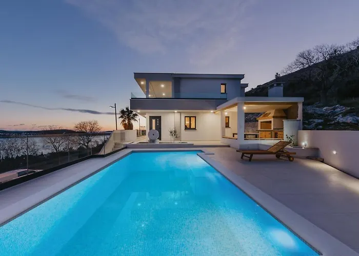 Lux Core With Amazing View And Heated Pool Trogir