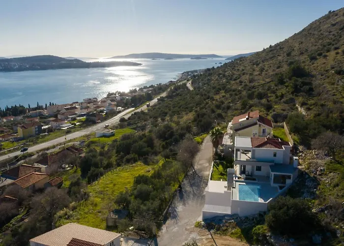 Lux Core With Amazing View And Heated Pool Trogir