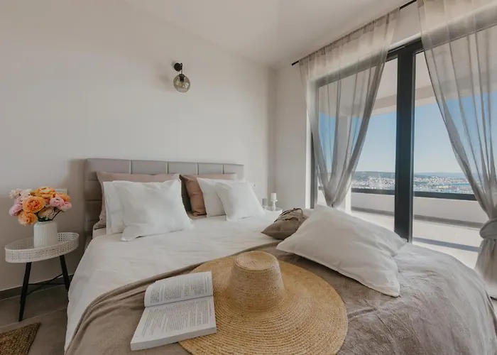 Lux Core With Amazing View And Heated Pool Willa Trogir