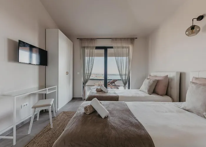 Lux Core With Amazing View And Heated Pool Willa Trogir