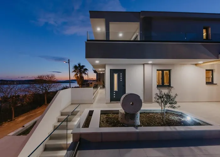 Lux Core With Amazing View And Heated Pool Trogir