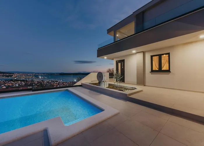 Lux Core With Amazing View And Heated Pool Trogir